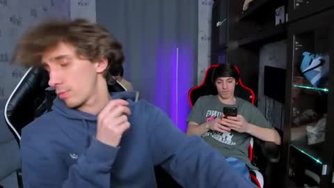 Snapshot of esthetics_boys chatting on 03-06-25, 03:24 LOUIS online show from 03-06-25, 03:24