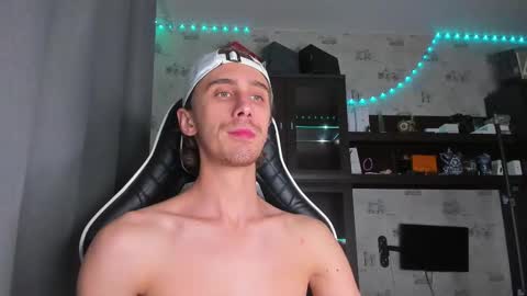 Snapshot of esthetics_boys chatting on 09-26-25, 07:51 LOUIS online show from 09-26-25, 07:51