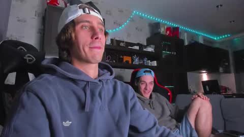 Snapshot of esthetics_boys chatting on 10-04-25, 08:18 LOUIS online show from 10-04-25, 08:18