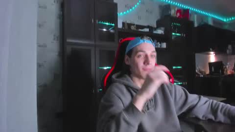 Snapshot of esthetics_boys chatting on 10-14-25, 09:15 LOUIS online show from 10-14-25, 09:15