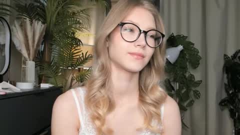 Natalie online show from 09-12-25, 05:51