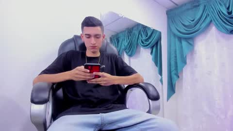 Snapshot of ethan_boy_ chatting on 01-11-25, 08:32 Ethan online show from 01-11-25, 08:32