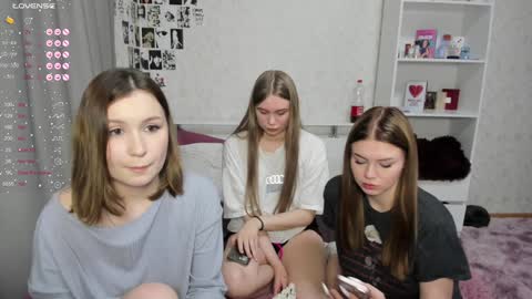 Snapshot of eumomino chatting on 12-01-24, 10:43 Veronica Tiia Lilith left to right online show from 12-01-24, 10:43