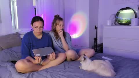 Ellie x Sara online show from 06-11-26, 10:35