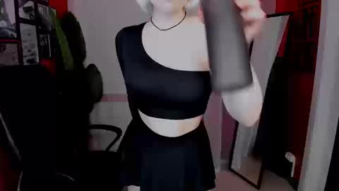 Snapshot of eva_lawrence chatting on 10-08-25, 03:53 Eva online show from 10-08-25, 03:53