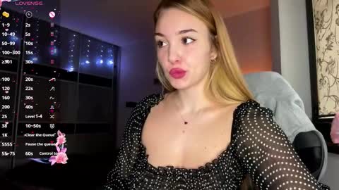 Snapshot of evacarter1 chatting on 11-11-25, 10:04 evacarter1 online show from 11-11-25, 10:04