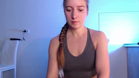 Snapshot of evahailey_ chatting on 09-25-25, 04:05 Eva online show from 09-25-25, 04:05