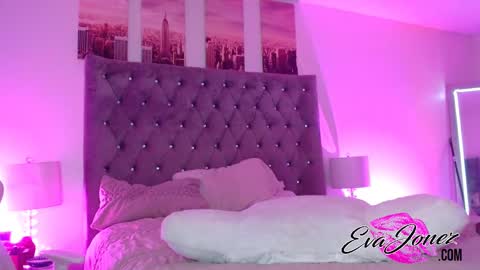 Snapshot of evajonez chatting on 09-10-25, 07:52 Eva online show from 09-10-25, 07:52