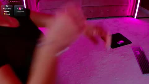 Snapshot of evanew_ chatting on 09-19-25, 10:21 Eva online show from 09-19-25, 10:21