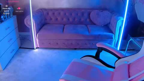 Snapshot of evanew_ chatting on 09-28-25, 04:23 Eva online show from 09-28-25, 04:23