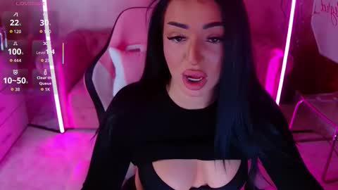 Snapshot of evanew_ chatting on 10-15-25, 05:35 Eva online show from 10-15-25, 05:35