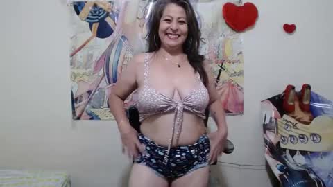 Snapshot of evangelinhotxxx33 chatting on 10-14-25, 08:20 Eva online show from 10-14-25, 08:20