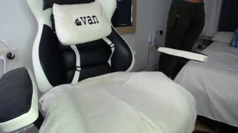 Snapshot of evans_king chatting on 01-04-25, 11:22 Evan online show from 01-04-25, 11:22