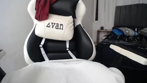 Snapshot of evans_king chatting on 02-03-25, 03:38 Evan online show from 02-03-25, 03:38