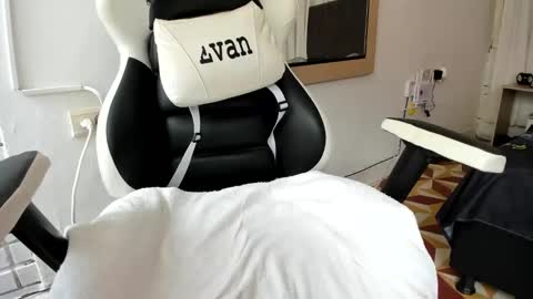 Snapshot of evans_king chatting on 03-03-25, 06:33 Evan online show from 03-03-25, 06:33