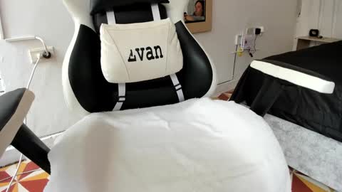 Snapshot of evans_king chatting on 03-08-25, 03:35 Evan online show from 03-08-25, 03:35