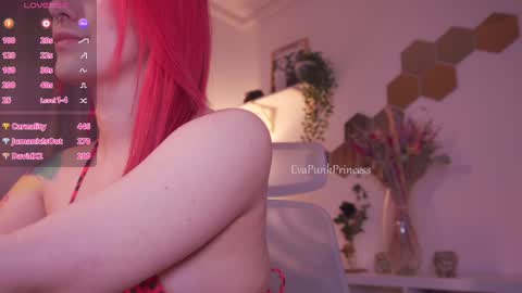 Snapshot of evapunkprincess chatting on 01-14-25, 10:48 Eva online show from 01-14-25, 10:48