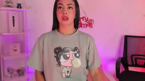 Snapshot of evaritz__ chatting on 11-14-25, 11:24 EVARITZ online show from 11-14-25, 11:24