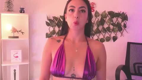 Snapshot of evaritz__ chatting on 12-15-25, 01:04 EVARITZ online show from 12-15-25, 01:04