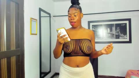 Snapshot of evaxemma chatting on 10-20-25, 01:33 Eva And Emmanuel online show from 10-20-25, 01:33