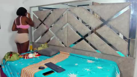 Snapshot of evaxemma chatting on 11-02-25, 01:02 Eva And Emmanuel online show from 11-02-25, 01:02