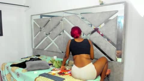 Snapshot of evaxemma chatting on 11-08-25, 01:11 Eva And Emmanuel online show from 11-08-25, 01:11