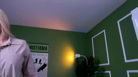 Snapshot of evazane chatting on 05-19-26, 10:10 Eva online show from 05-19-26, 10:10