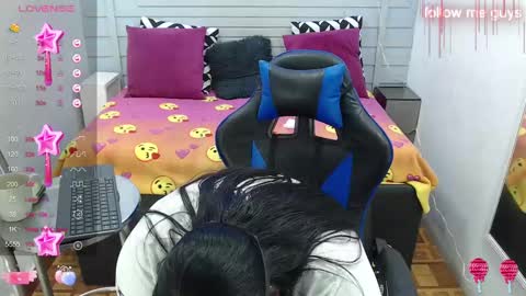 Snapshot of evelin_zaens chatting on 02-18-25, 01:32 evelin zaens online show from 02-18-25, 01:32