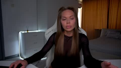 Snapshot of evelina_fox chatting on 05-18-26, 12:33 Evelina online show from 05-18-26, 12:33