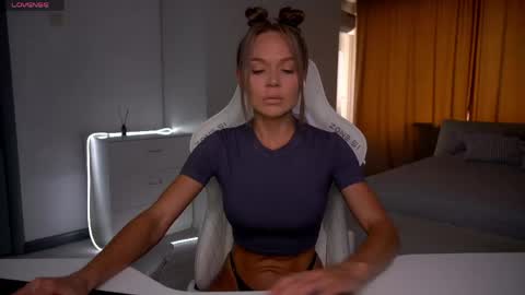 Snapshot of evelina_fox chatting on 06-06-26, 08:30 Evelina online show from 06-06-26, 08:30
