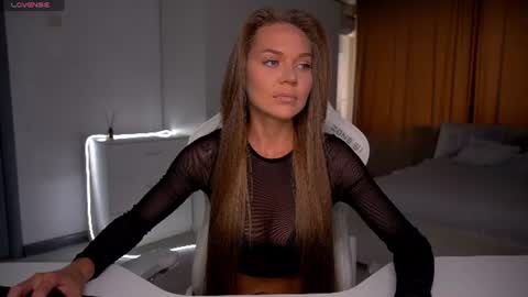 Snapshot of evelina_fox chatting on 06-10-26, 08:46 Evelina online show from 06-10-26, 08:46