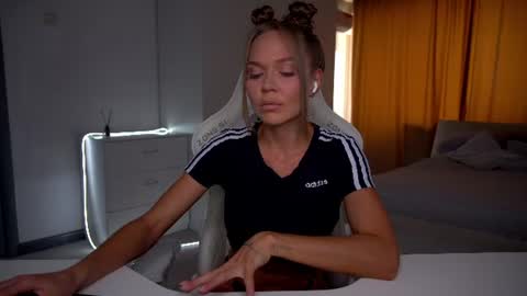 Snapshot of evelina_fox chatting on 06-12-26, 11:42 Evelina online show from 06-12-26, 11:42