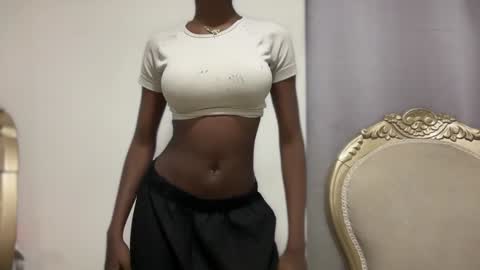 Snapshot of evelyn_jhonson3 chatting on 01-23-25, 05:24 E V E L Y N online show from 01-23-25, 05:24