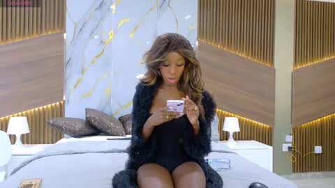 Snapshot of evelyn_jhonson3 chatting on 11-20-25, 01:11 E V E L Y N online show from 11-20-25, 01:11