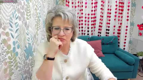 Evelyn online show from 02-18-25, 05:09