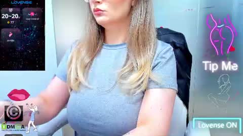 Snapshot of evelyne_rose chatting on 06-15-26, 04:58 evelyne_rose online show from 06-15-26, 04:58