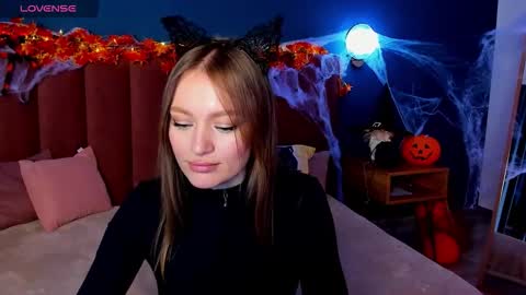 Snapshot of evelynpoole chatting on 10-24-25, 01:35 Evelyn online show from 10-24-25, 01:35