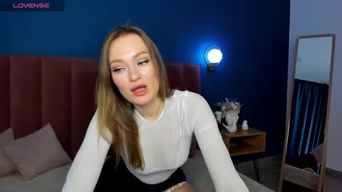 Snapshot of evelynpoole chatting on 11-17-25, 01:33 Evelyn online show from 11-17-25, 01:33