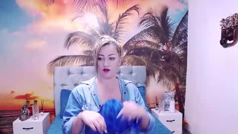 Snapshot of eviajoness chatting on 11-20-25, 01:39 Evia online show from 11-20-25, 01:39