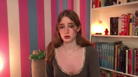 Snapshot of eviecam chatting on 10-19-25, 08:04 Evie3 online show from 10-19-25, 08:04