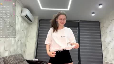 Snapshot of evonnesilvestre chatting on 11-09-25, 03:10 Eva online show from 11-09-25, 03:10