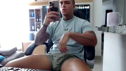 Snapshot of exotic_dude chatting on 05-28-26, 01:30 camilo online show from 05-28-26, 01:30