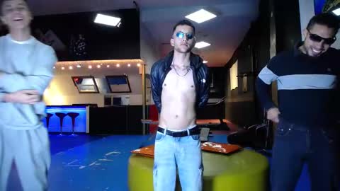 extrangers online show from 03-10-25, 12:04