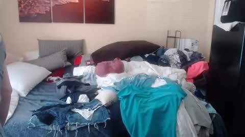 Snapshot of eyeswall0w chatting on 10-19-25, 02:40 eyeswall0w online show from 10-19-25, 02:40