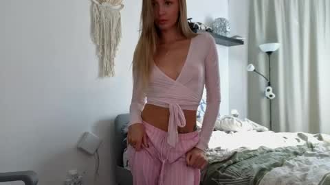  if you dont have fansly account yet use this link to registration    online show from 04-20-26, 01:36