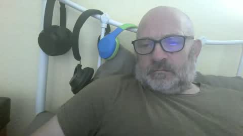 Snapshot of f1zzeek chatting on 03-12-26, 10:10 f1zzeek online show from 03-12-26, 10:10