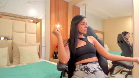 Snapshot of fabiana_rodriguez chatting on 02-04-25, 10:02 Fabi online show from 02-04-25, 10:02