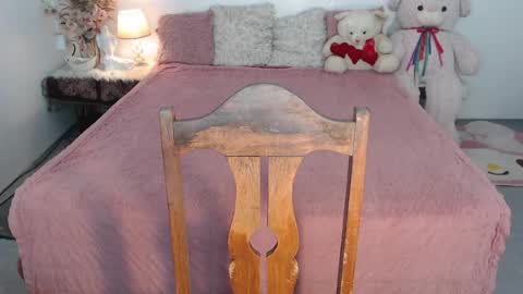 Layla online show from 04-25-26, 07:00