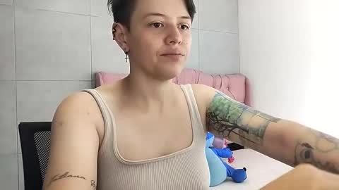 Snapshot of fanny_18 chatting on 10-09-25, 04:05 FANNY online show from 10-09-25, 04:05