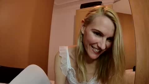 Snapshot of fanny_posy chatting on 12-25-24, 12:16 Fanny online show from 12-25-24, 12:16